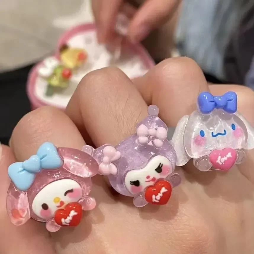 산리오 반지, 귀여운 애니메이션 헬로 키티, 마이 멜로디, 시나모롤, 쿠로미 소녀, 절묘한 액세서리, 하트 사랑 선물 title=산리오 반지, 귀여운 애니메이션 헬로 키티, 마이 멜로디, 시나모롤, 쿠로미 소녀, 절묘한 액세서리, 하트 사랑 선물 