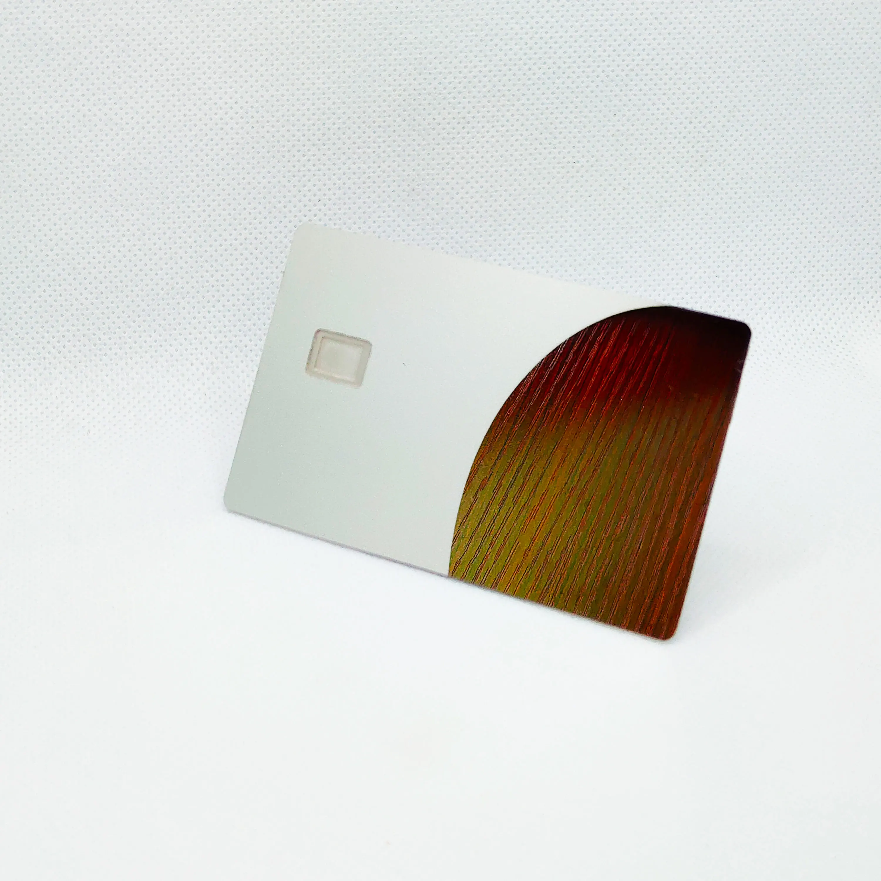 1 개 0.8mm 신용 카드 크기 거울 반사 인쇄용 금속 회원 광택 기프트 카드, 칩 슬롯 및 서명 바 포함