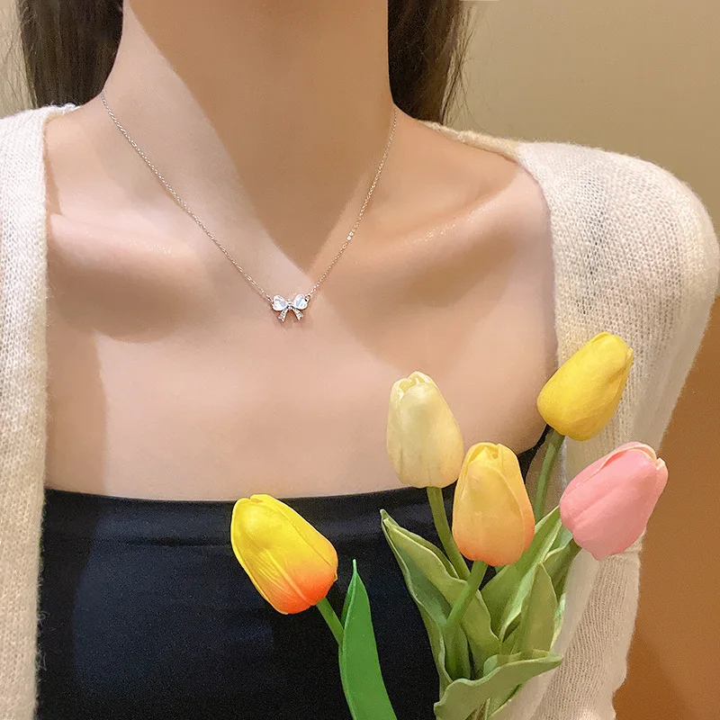가볍고 고급스러운 오팔 활 목걸이 여성 기능 세련되고 다재다능한 기질 작고 신선한 티타늄 강철 체인