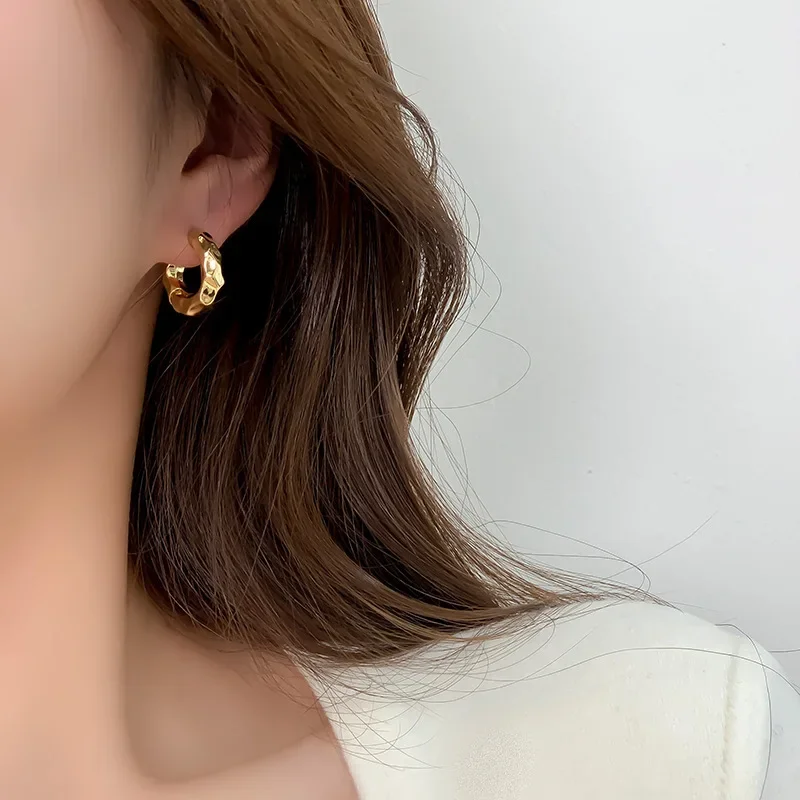 LATS 여성을위한 새로운 디자인 트렌디 한 레트로 기하학 후프 귀걸이 불규칙한 빛 럭셔리 단순 원형 Earings 패션 쥬얼리 선물