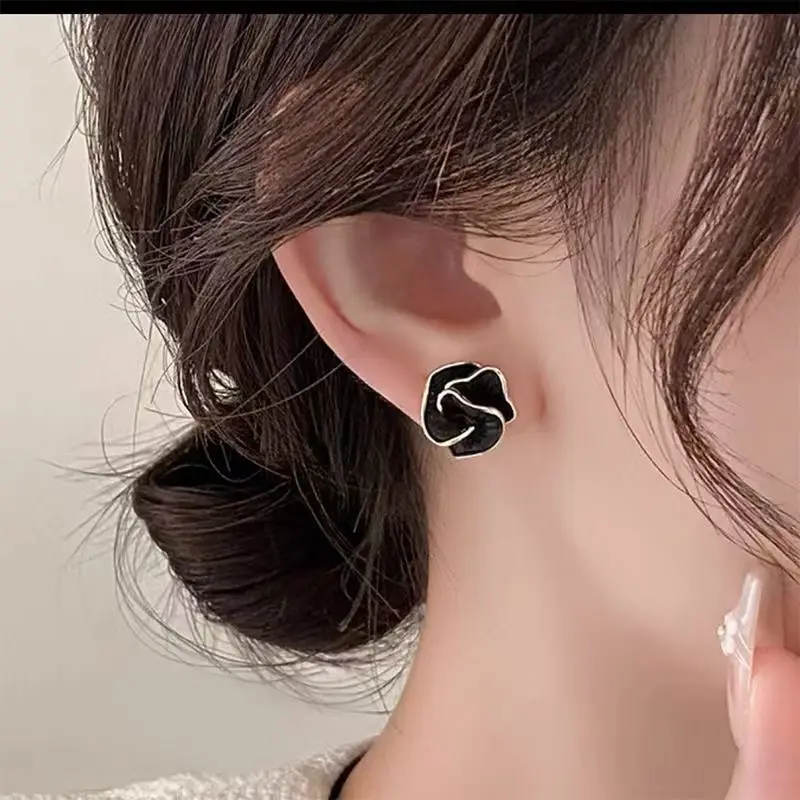 LATS 여성을위한 검은 꽃 스터드 귀걸이 접힌 독특한 디자인 에나멜 다층 꽃 작은 귀걸이 패션 쥬얼리