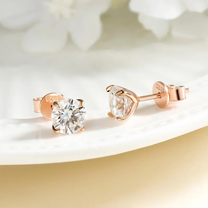 Smyoue 0.2-3CT 로즈 골드 컬러 Moissanite 스터드 귀걸이 여성용 스파클링 클래식 웨딩 랩 다이아몬드 귀걸이 퓨어 925 실버