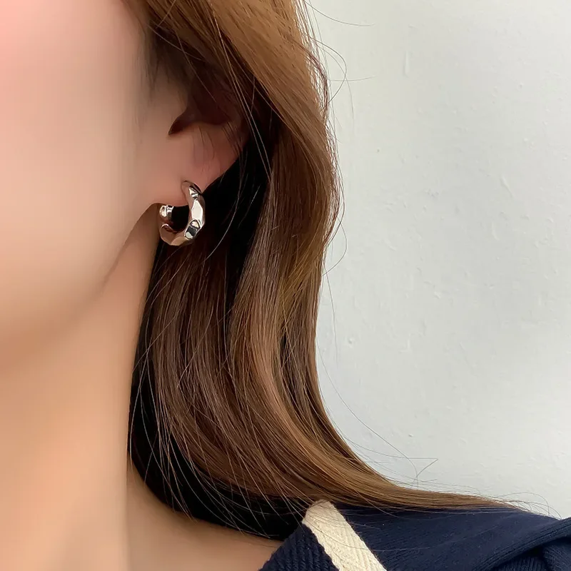 LATS 여성을위한 새로운 디자인 트렌디 한 레트로 기하학 후프 귀걸이 불규칙한 빛 럭셔리 단순 원형 Earings 패션 쥬얼리 선물