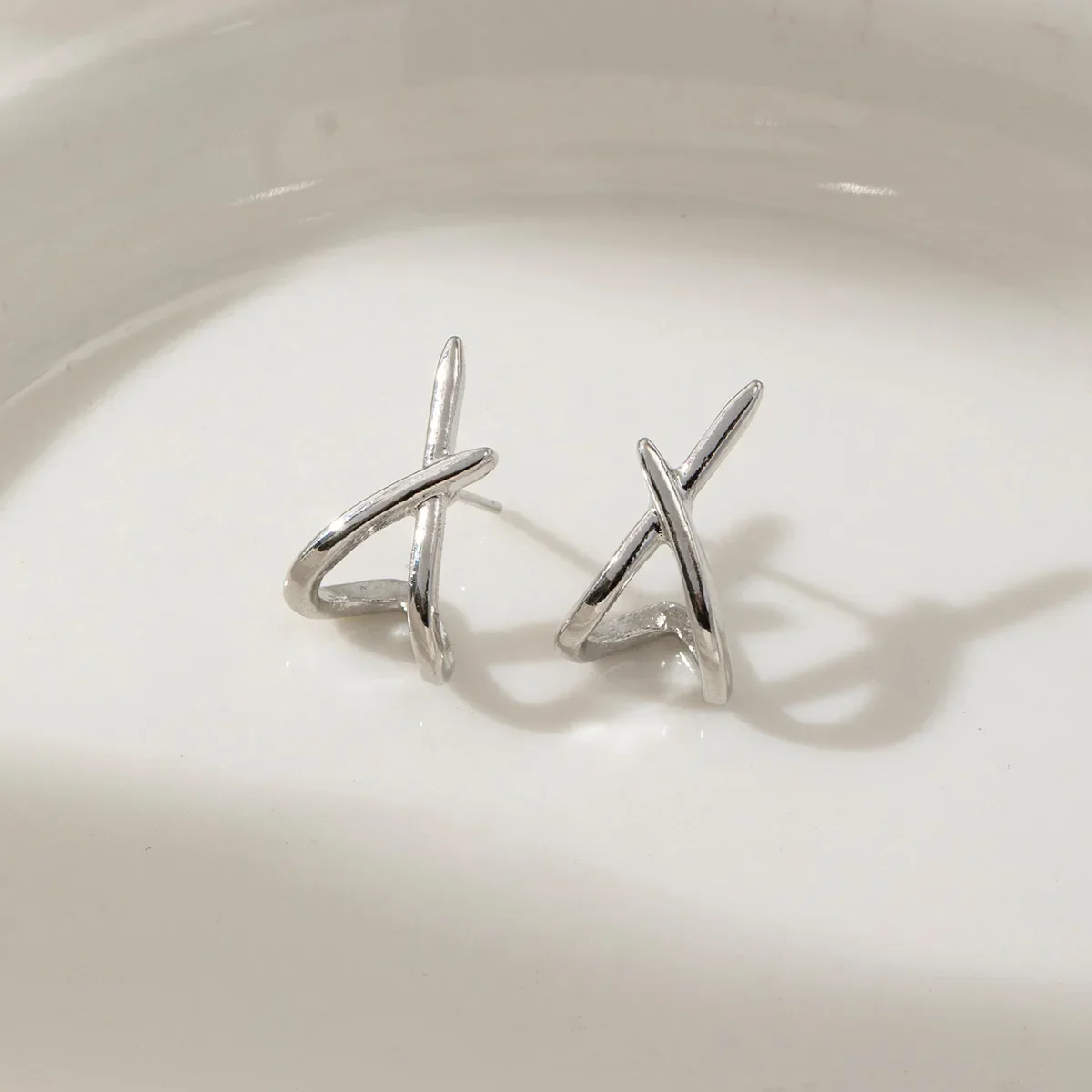 여성을위한 LATS 트렌디 골드 컬러 크로스 스터드 귀걸이 Dainty Simple Minimalist 귀걸이 패션 쥬얼리 파티 선물 도매