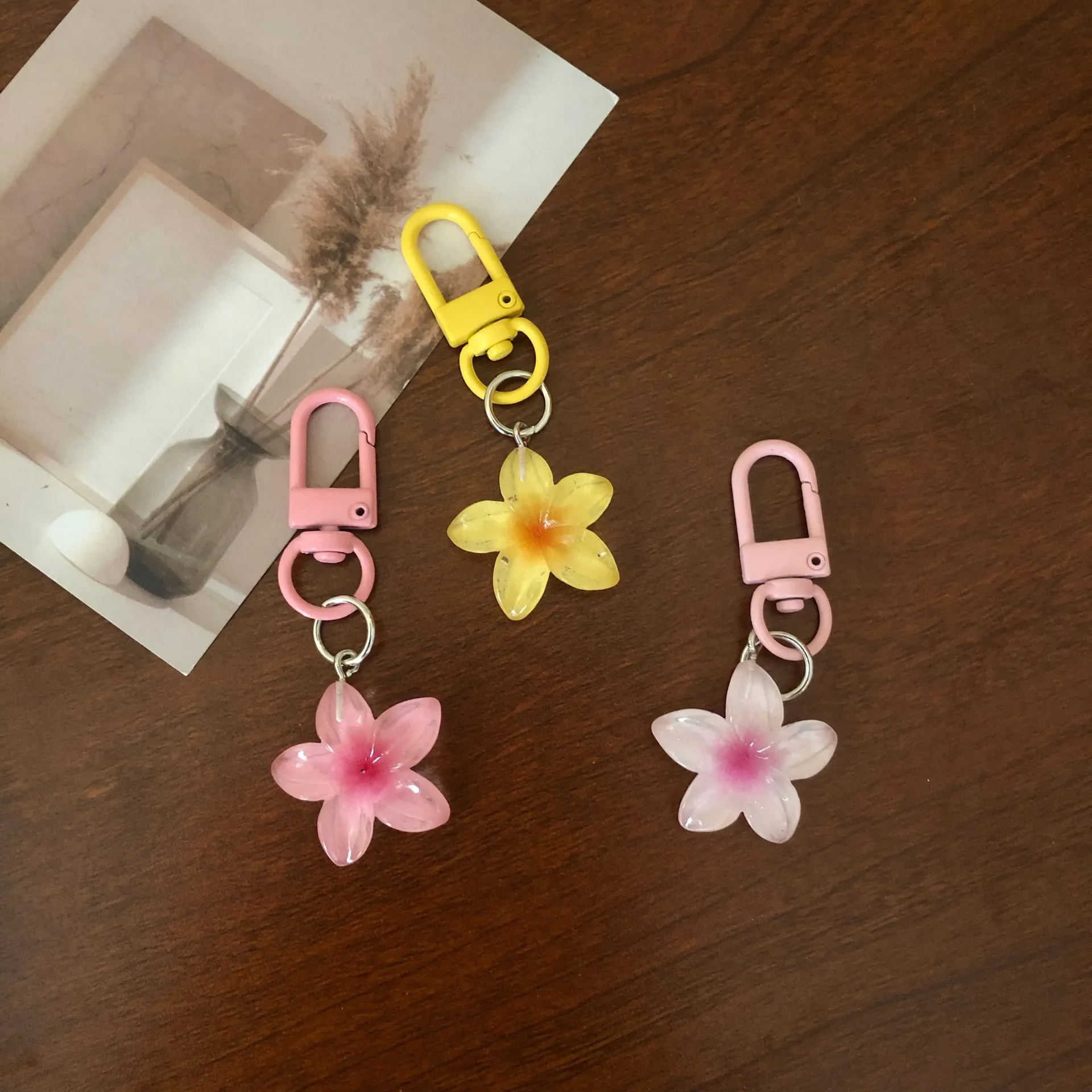 귀엽고 다채로운 젤리 플라워 키 체인, 컬러 DIY 플라워, 귀여운 키 체인 펜던트, 학생 및 여아용 송진 가방 펜던트, 열쇠 고리 쥬얼리