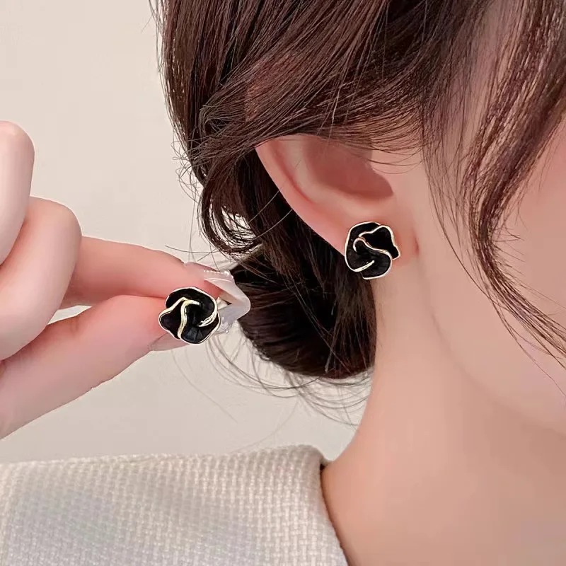 LATS 여성을위한 검은 꽃 스터드 귀걸이 접힌 독특한 디자인 에나멜 다층 꽃 작은 귀걸이 패션 쥬얼리