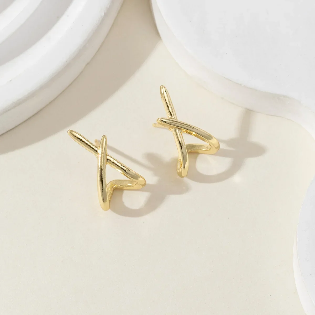 여성을위한 LATS 트렌디 골드 컬러 크로스 스터드 귀걸이 Dainty Simple Minimalist 귀걸이 패션 쥬얼리 파티 선물 도매