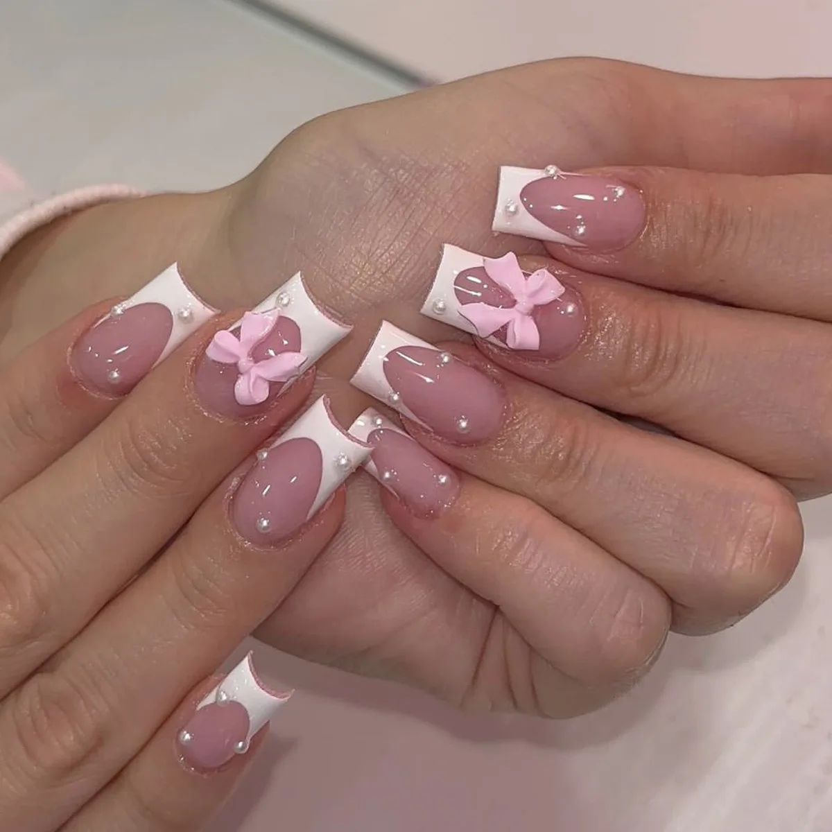 24Pcs 핑크 프랑스어 스타일 가짜 손톱 3D Bowknot 디자인 손톱에 짧은 사각형 언론 여자를위한 달콤한 한국어 패션 거짓 손톱 소녀
