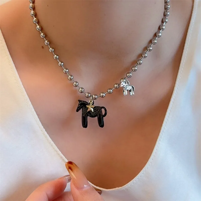 Minar 재미 있은 화이트 블랙 로즈 레드 컬러 에나멜 콜트 말 펜던트 목걸이 여성을위한 실버 도금 합금 비즈 체인 초커