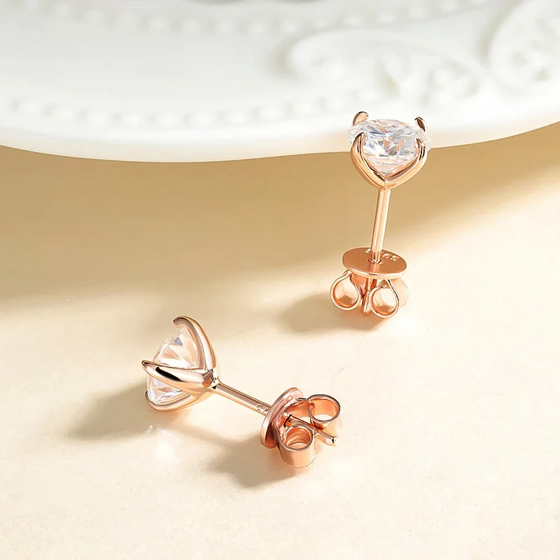 Smyoue 0.2-3CT 로즈 골드 컬러 Moissanite 스터드 귀걸이 여성용 스파클링 클래식 웨딩 랩 다이아몬드 귀걸이 퓨어 925 실버