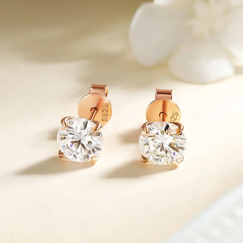 Smyoue 0.2-3CT 로즈 골드 컬러 Moissanite 스터드 귀걸이 여성용 스파클링 클래식 웨딩 랩 다이아몬드 귀걸이 퓨어 925 실버
