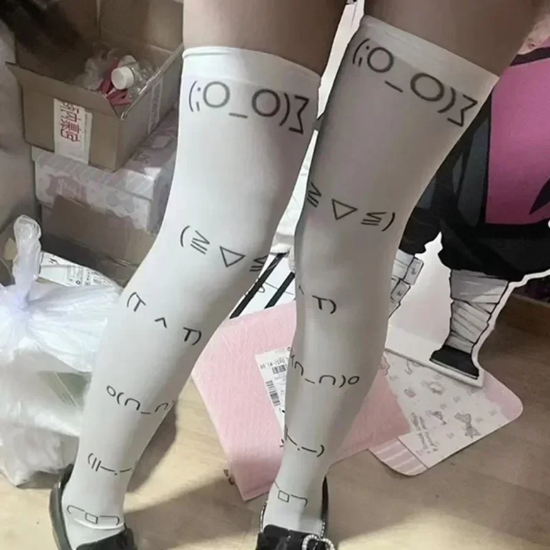 카와이 표현 흰색 낙서 편지 인쇄 긴 양말 하라주쿠 무릎 허벅지 높은 스타킹 Y2K 코스프레 귀여운 양말 카와이