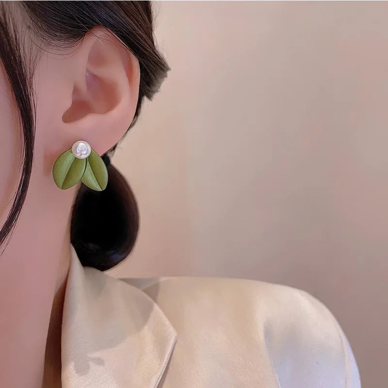 2025 비대칭 모조 진주 스터드 귀걸이 꽃 귀걸이 Ins 소녀 새로운 패션 기질 여성 귀걸이 쥬얼리
