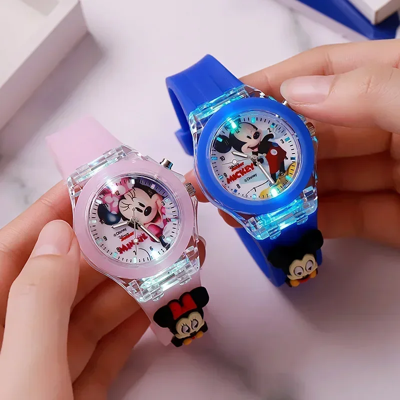 DisneyFashion 미니 시계 미키 마우스 어린이 플래시 라이트 만화 그림 인형 전자 시계 소년 소녀 생일 선물 title=DisneyFashion 미니 시계 미키 마우스 어린이 플래시 라이트 만화 그림 인형 전자 시계 소년 소녀 생일 선물 