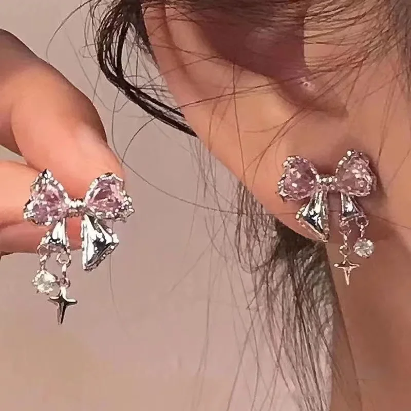 여성을위한 Y2K Bowknot 지르콘 스터드 귀걸이 패션 한국어 실버 컬러 핑크 크리스탈 성격 귀걸이 소녀 파티 쥬얼리 선물 title=여성을위한 Y2K Bowknot 지르콘 스터드 귀걸이 패션 한국어 실버 컬러 핑크 크리스탈 성격 귀걸이 소녀 파티 쥬얼리 선물 