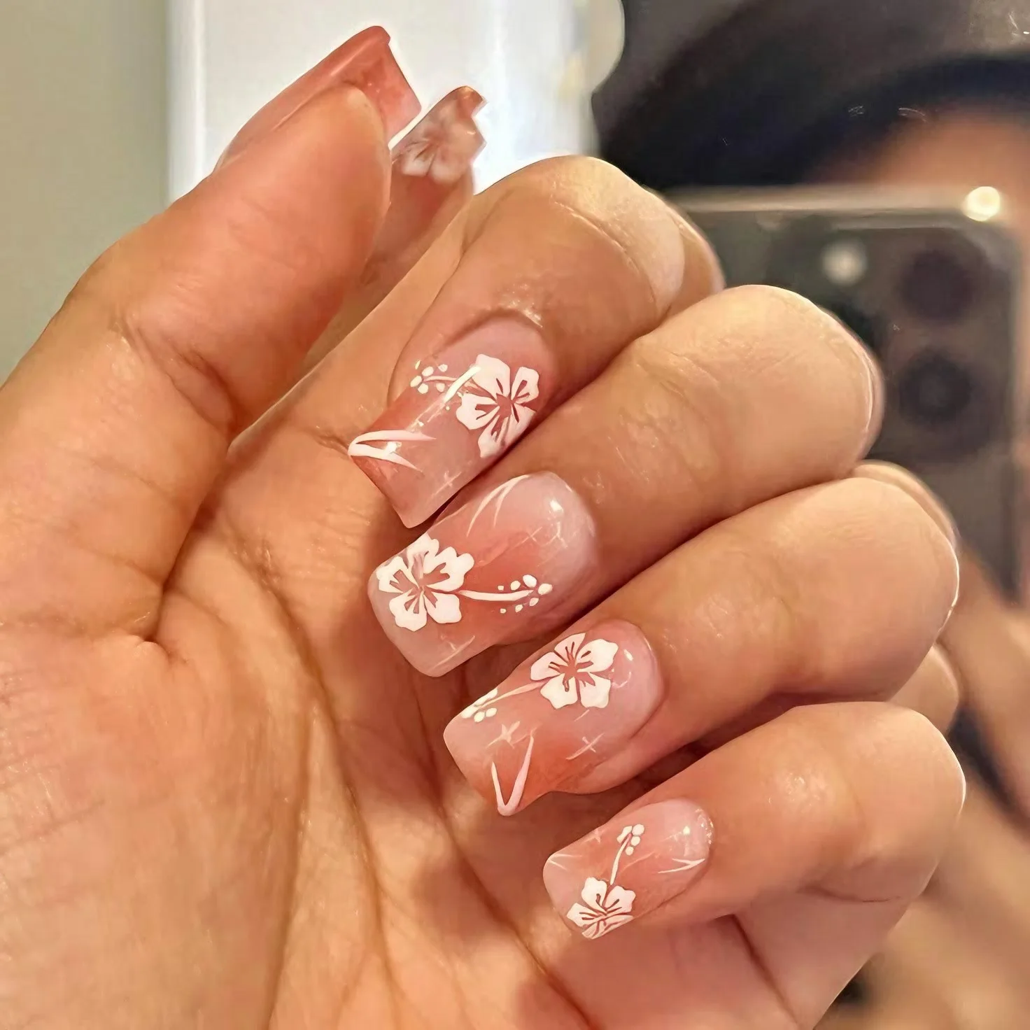 24Pcs 요정 흰 꽃 가짜 손톱 손톱에 핑크 프랑스어 팁 프레스 여자를위한 짧은 사각형 착용 가능한 거짓 손톱 여자 DIY 매니큐어
