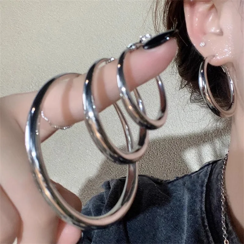 여성용 클래식 심플한 기하학적 원형 큰 스테인레스 스틸 후프 귀걸이, 과장된 원형 신부 귀걸이, 쥬얼리 액세서리 title=여성용 클래식 심플한 기하학적 원형 큰 스테인레스 스틸 후프 귀걸이, 과장된 원형 신부 귀걸이, 쥬얼리 액세서리 