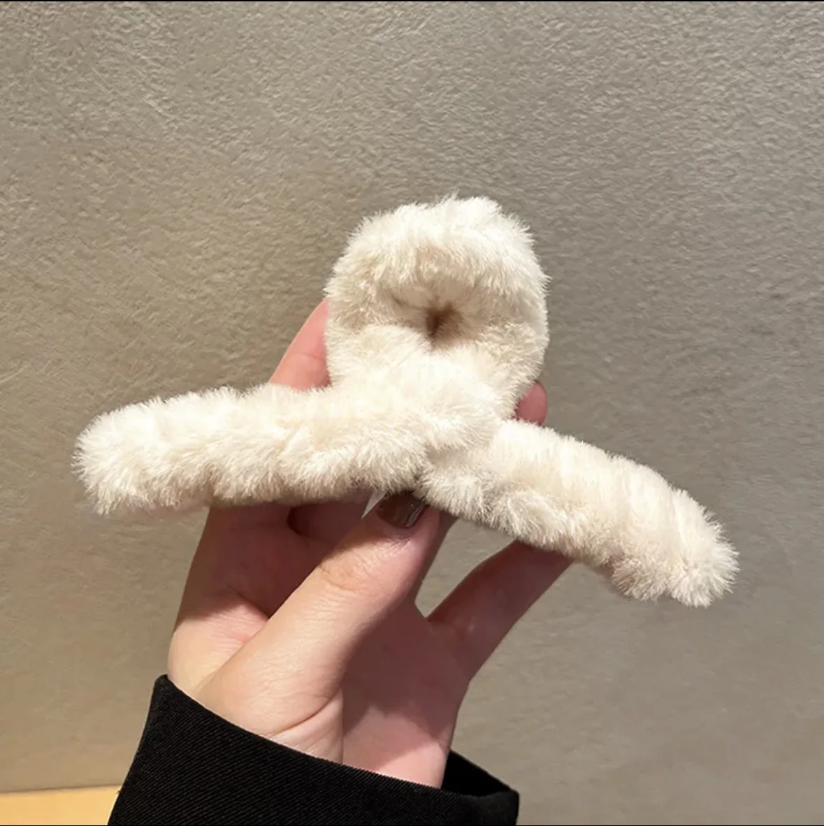 여성을위한 가을과 겨울 플러시 발톱 우아한 아크릴 크랩 자용 머리핀 소녀 헤어 액세서리 모피 머리 장식 헤어 클로 클립 title=여성을위한 가을과 겨울 플러시 발톱 우아한 아크릴 크랩 자용 머리핀 소녀 헤어 액세서리 모피 머리 장식 헤어 클로 클립 