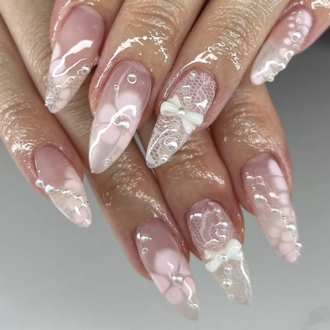 24Pcs 핑크 아몬드 거짓 손톱 달콤한 여름 가짜 손톱 귀여운 꽃 진주 손톱 프레스 온 여자를위한 손톱에 다채로운 모네 프레스