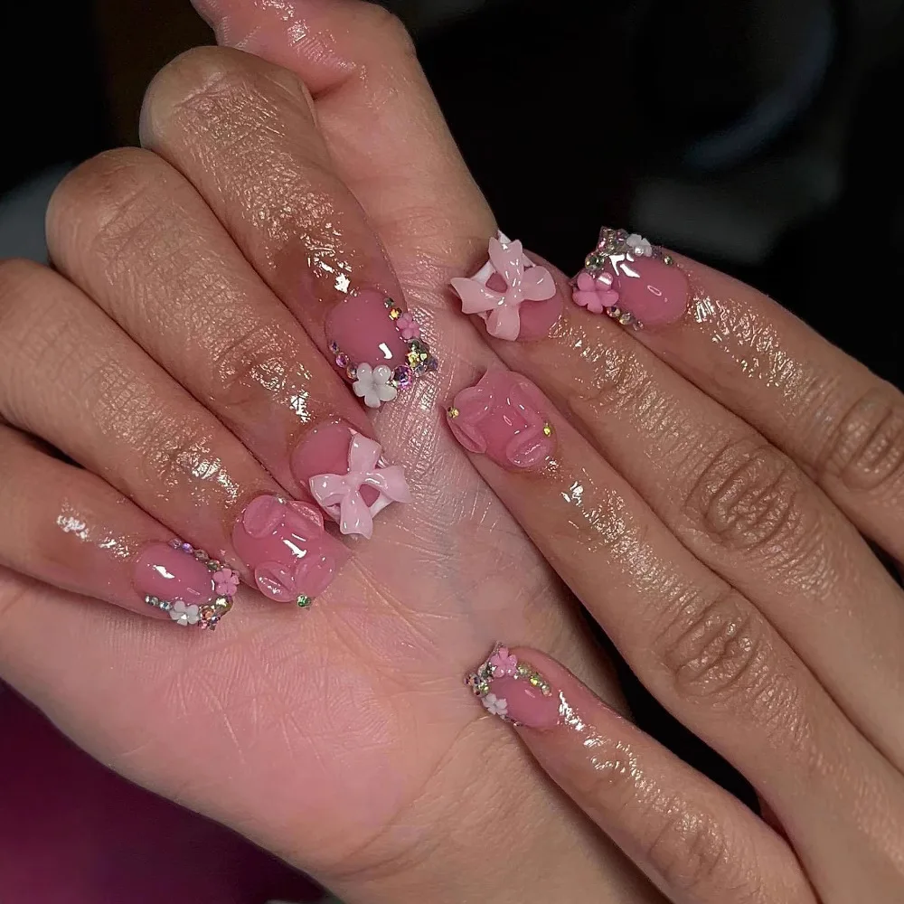 24Pcs 손톱에 프랑스어 핑크 프레스 꽃 라인 석 디자인과 짧은 사각형 머리 가짜 손톱 착용 가능 완료 거짓 손톱 팁